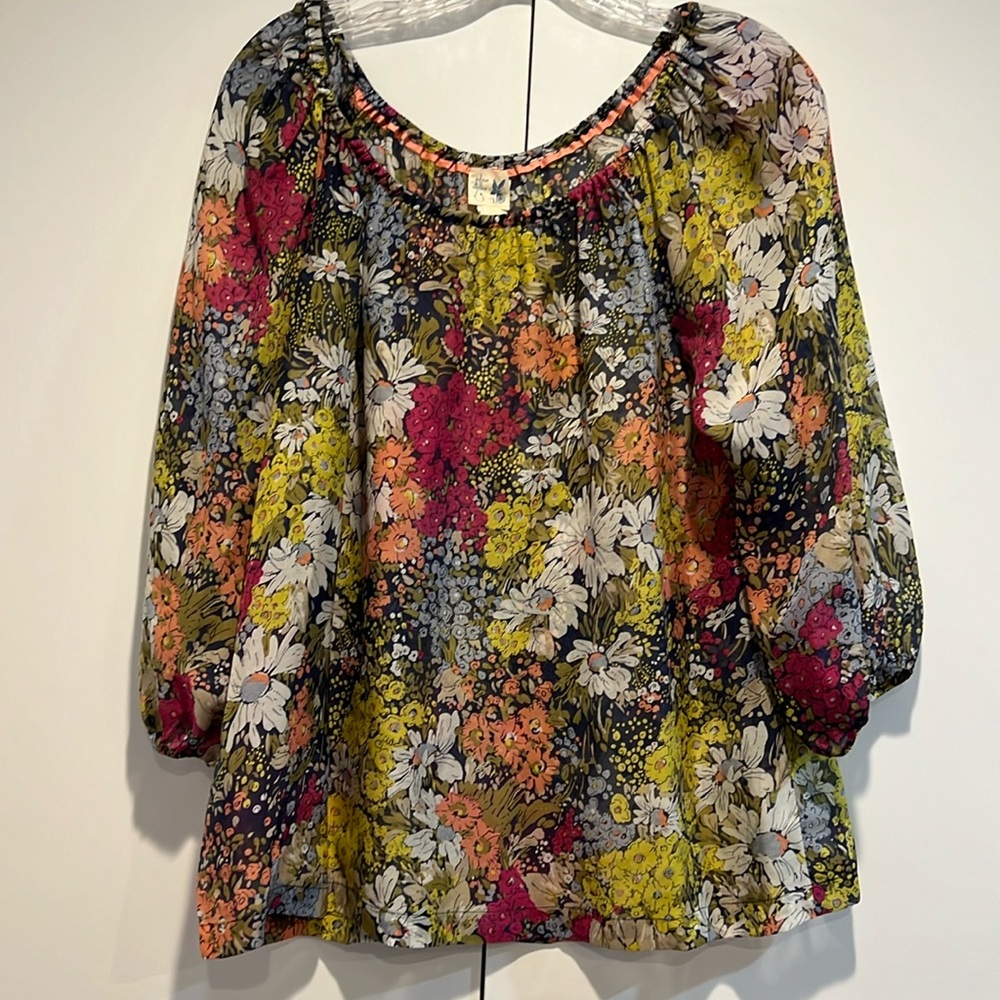 Edme & esyllte slik blouse with 3/4 sleeves blue background with floral design